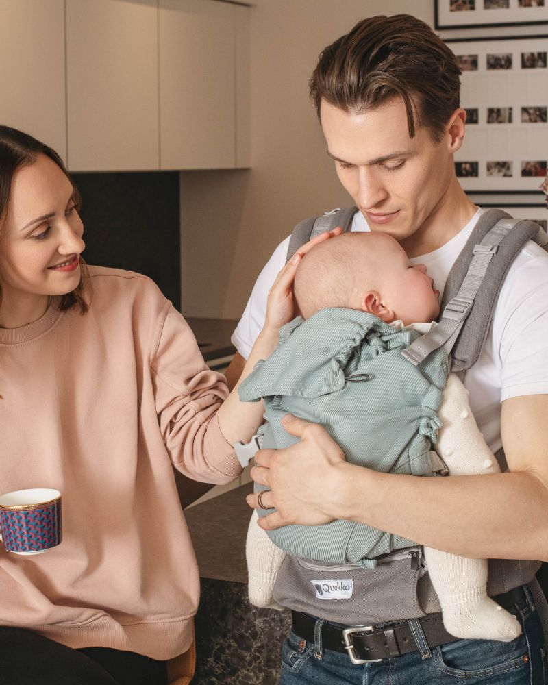 MOCHILA PORTABEBES EVOLUTIVA E CARRIER DE QUOKKABABY CON DETALLES DE AJUSTE DEL PANEL AL TAMAÑO EXACTO DEL BEBE